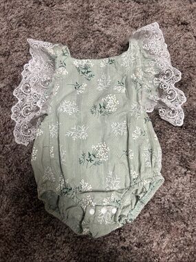 Green Floral Lace-Sleeve Baby Romper